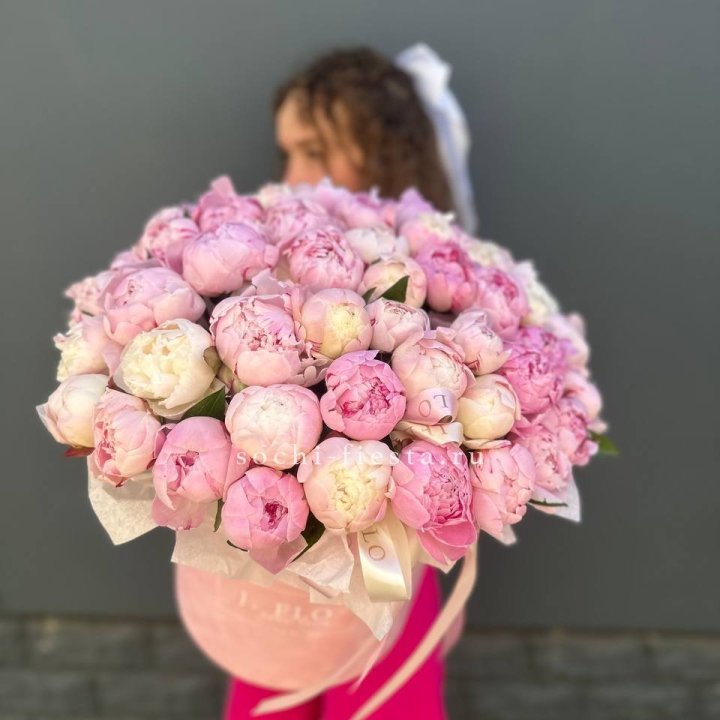 51 нежных пионов  в цилиндре в Рязани