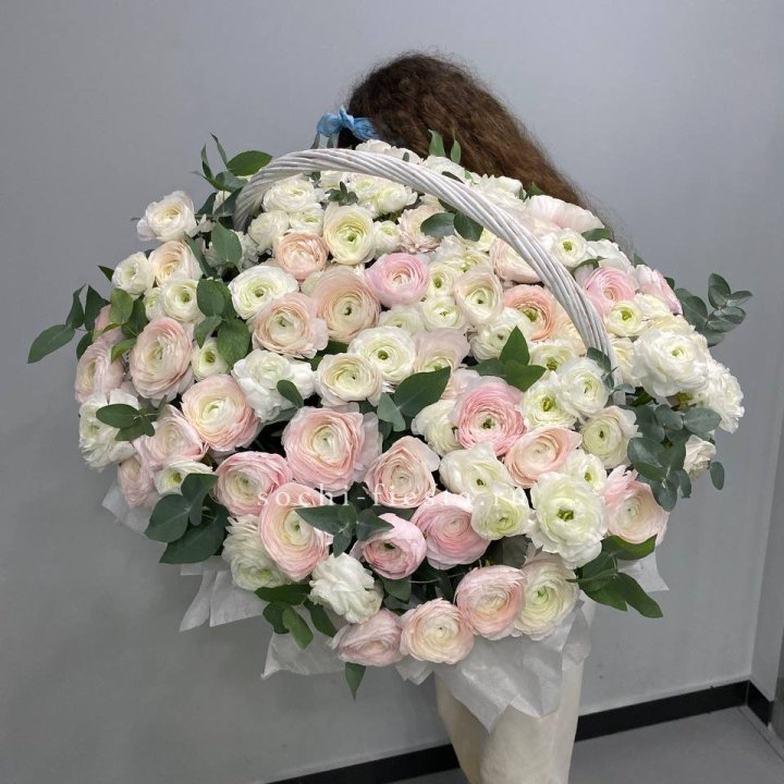 Ранункулюсы в корзине в Рязани