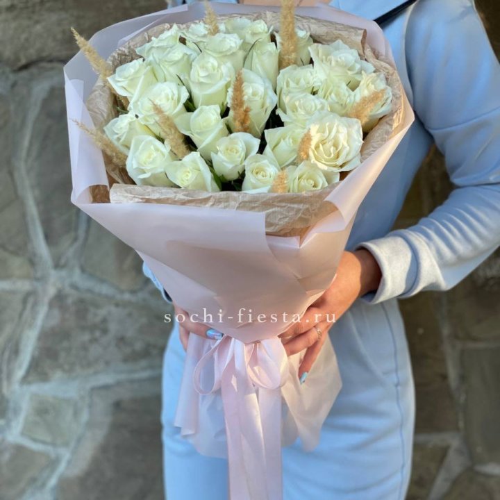 25 белых роз с сухоцветами в Рязани
