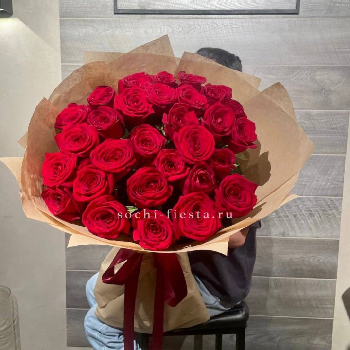 37 красных роз в крафте в Рязани