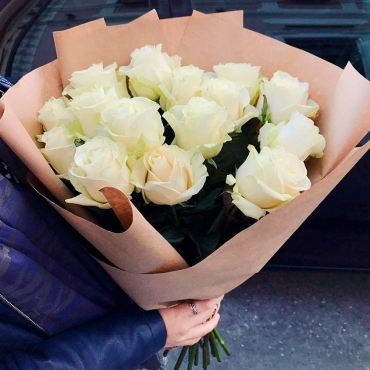 15 белых роз "Крафт" в Рязани