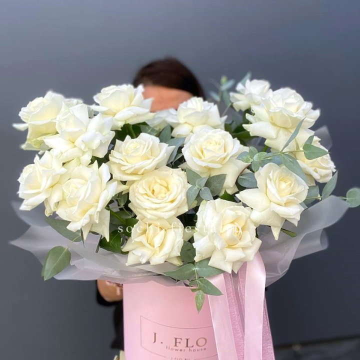 17 Французских белых роз в боксе в Рязани