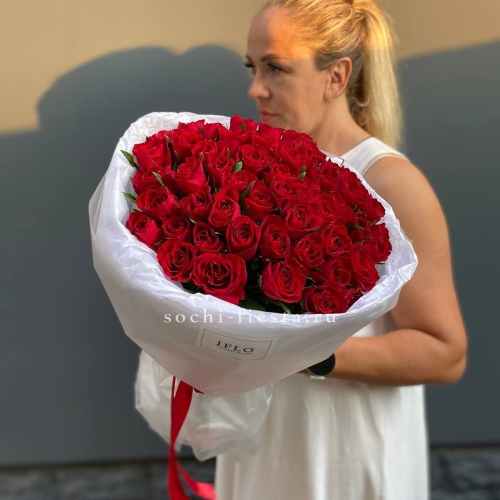 51 роза мадам ред в нежном оформлении в Рязани