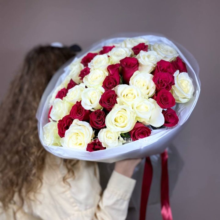 Букет из красных белых 45 роз в Рязани