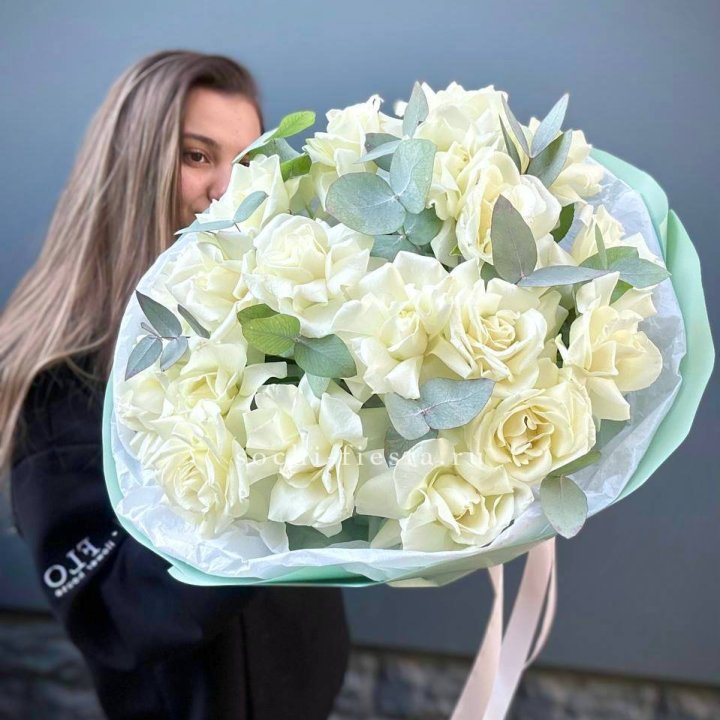 19 Белых французских роз "Ноте бьянке" в Рязани