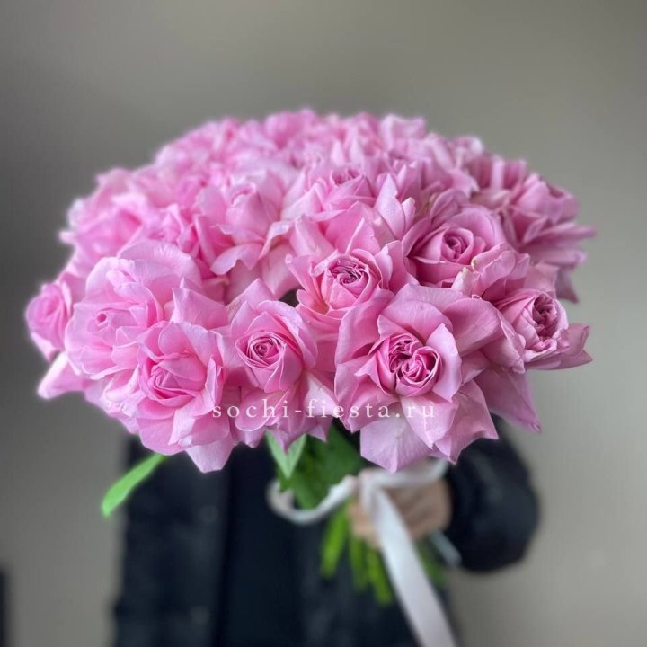 25 розовых французских роз в Рязани