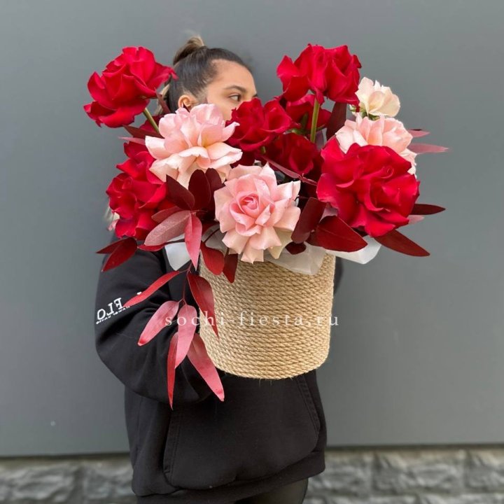 15 Французских роз в джутовом кашпо в Рязани