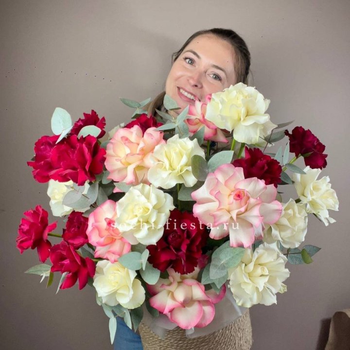 35 французских роз микс в джутовом боксе в Рязани