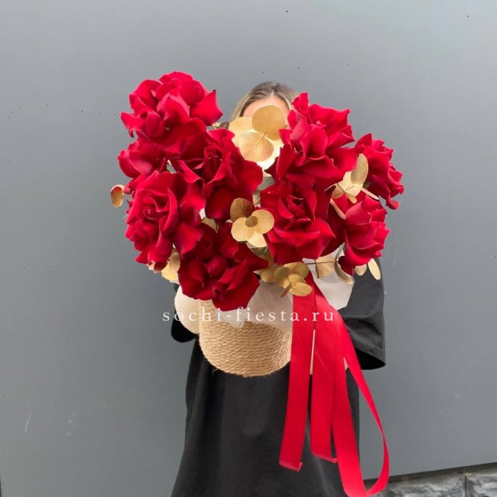 Красные французские розы в джутовом кашпо в Рязани