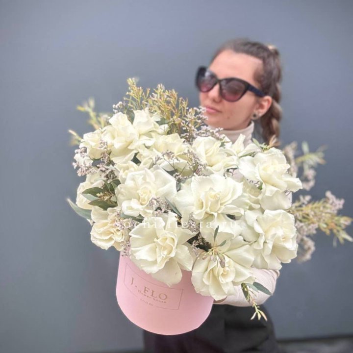 17 Французских белых роз в коробке Афина в Рязани