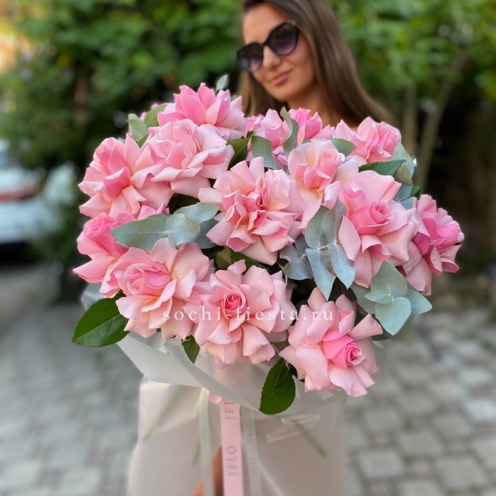 17 Розовых  французских роз в Рязани