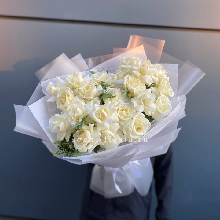 Пышный букет из белых роз в Рязани