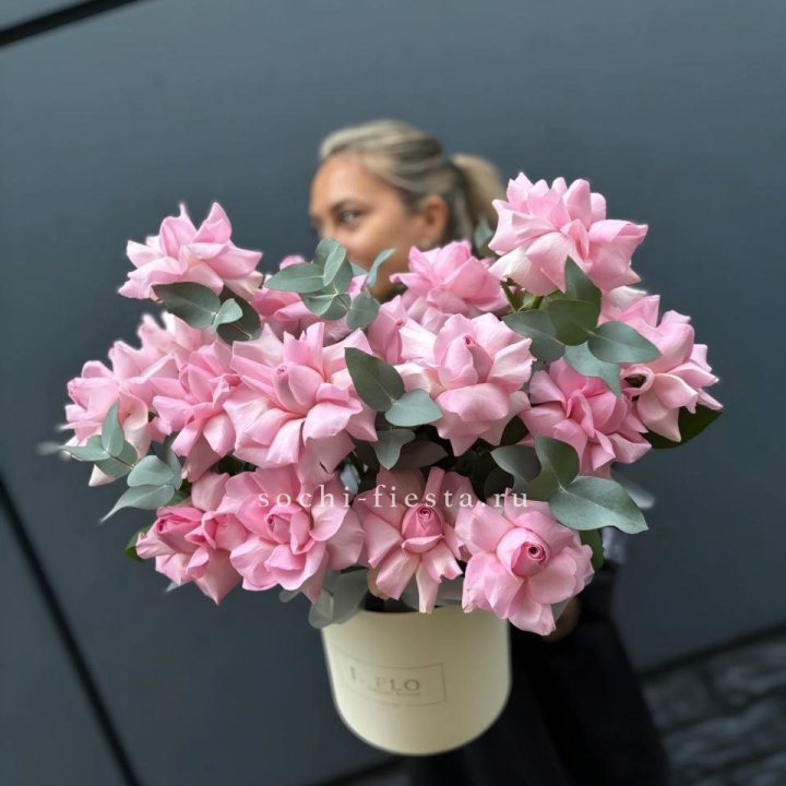 17 Розовых французских роз в боксе в Рязани