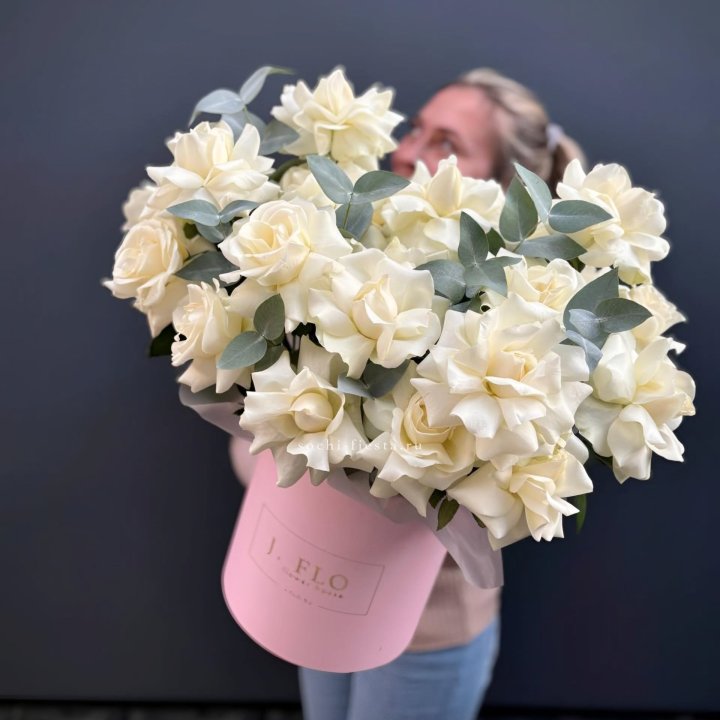 25 Французских белых роз в боксе в Рязани