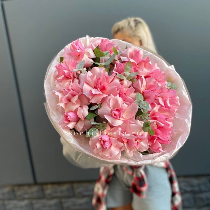 17 розовых роз в Рязани