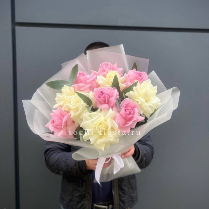 11 бело-розовых роз в Рязани