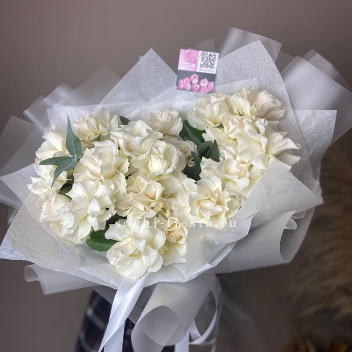 21 французских роз с эвкалиптом в Рязани