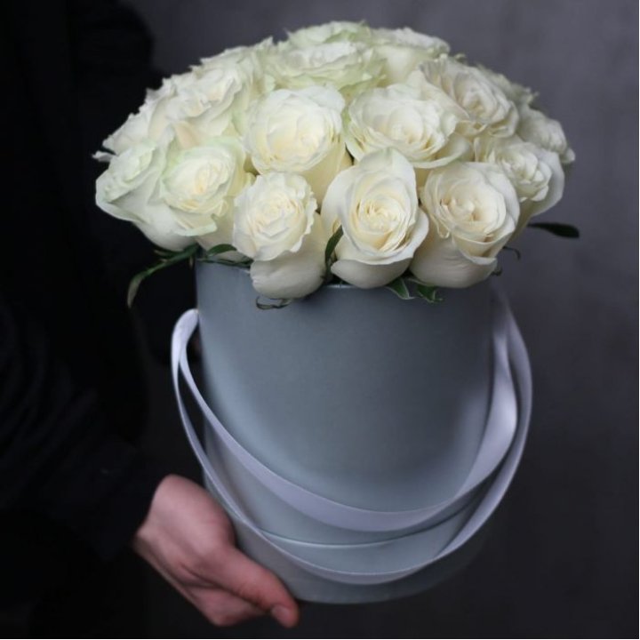 15 белых роз в цилиндре в Рязани