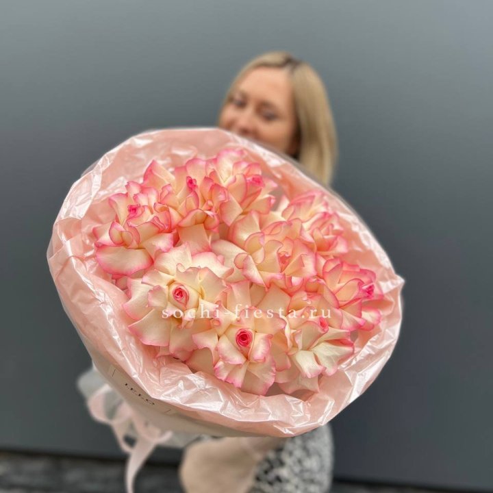 9 французских роз Джумилия в нежном оформлении в Рязани