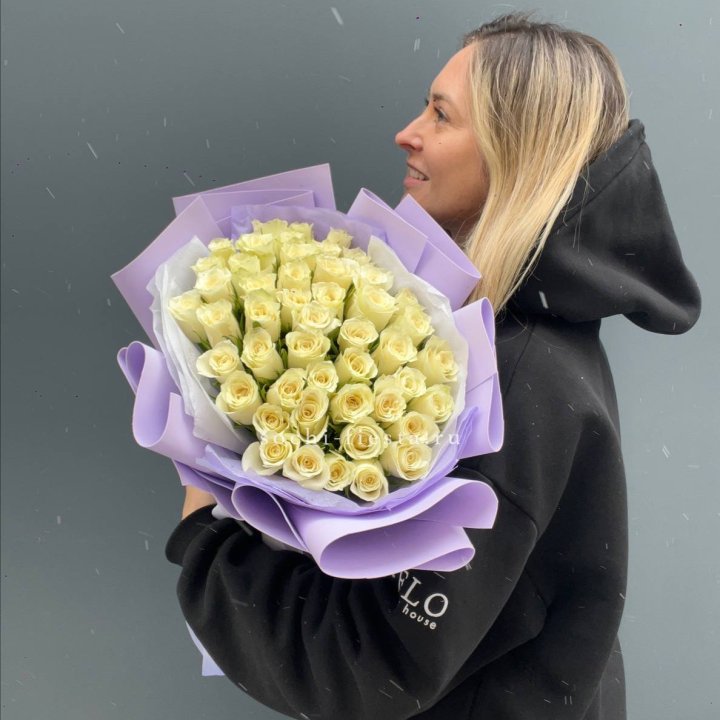 51 белая кенийская роза в оформлении в Рязани