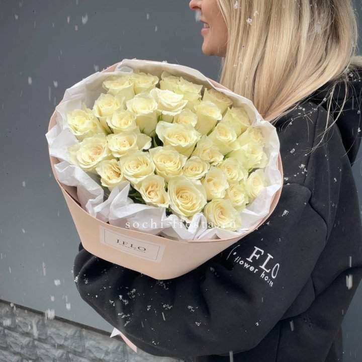 31 белая роза в оформлении в Рязани