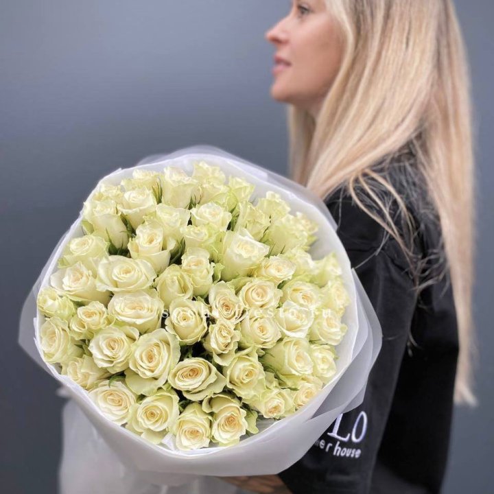 Воздушный букет из 51 белой кенийской розы в Рязани