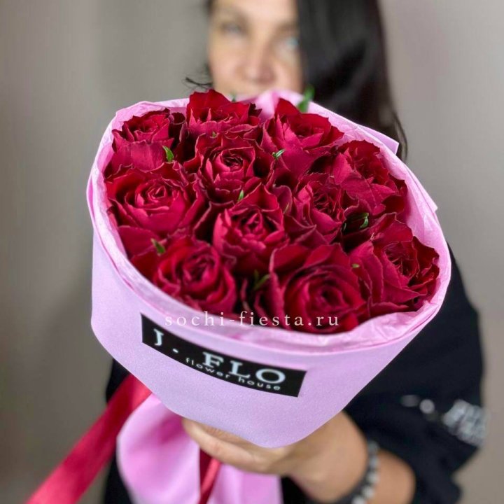 11 красных роз мадам ред в Рязани