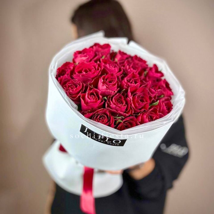 Букет красных роз мадам ред в Рязани