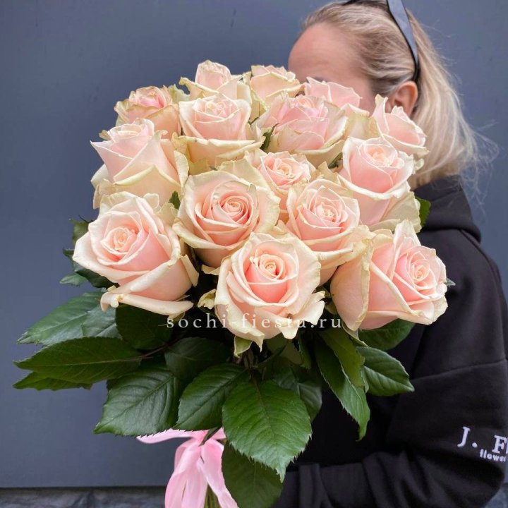 15  кремовых высоких роз в Рязани