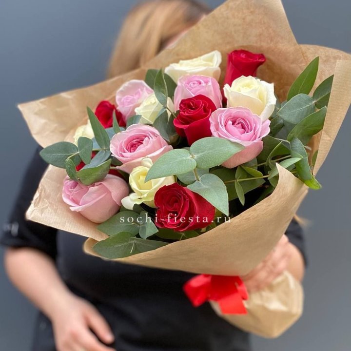 Букет из 15 роз с эвкалиптом в Рязани