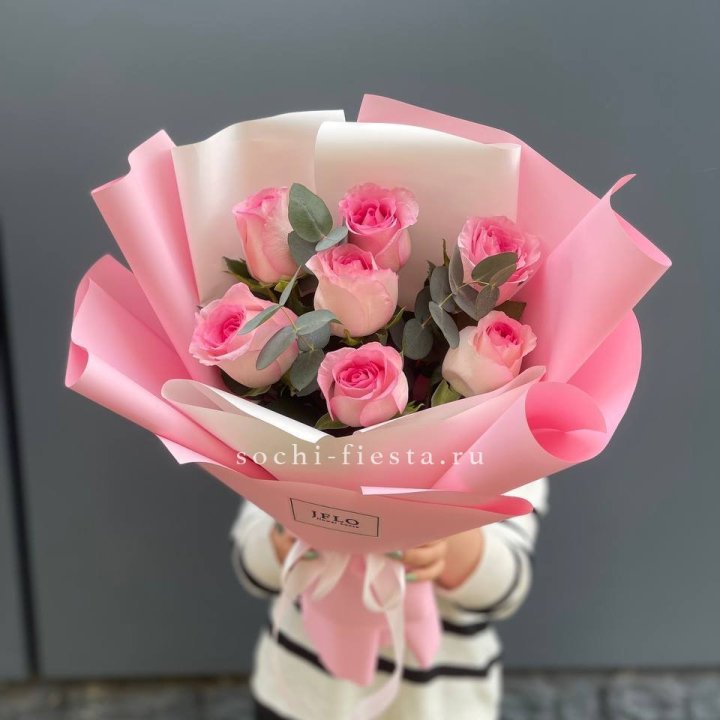 7 роз с эвкалиптом в Рязани