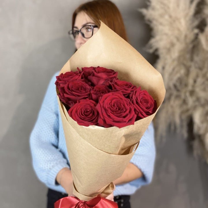 9 красных роз в крафте в Рязани