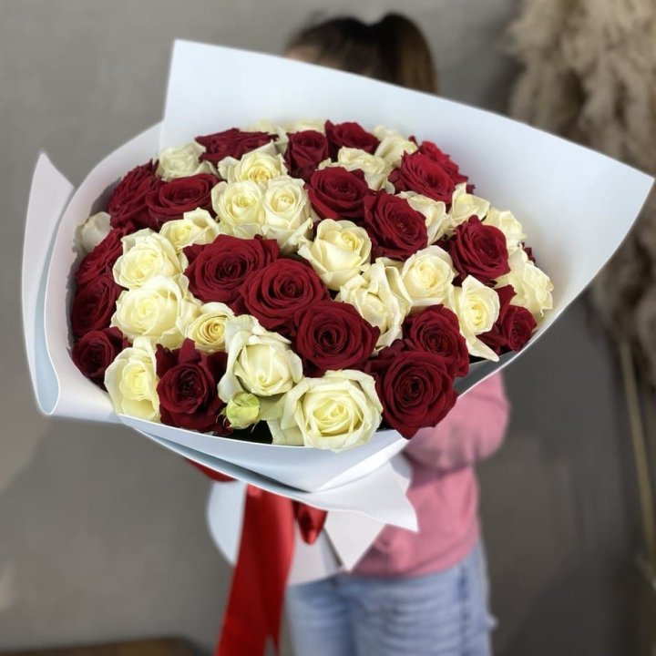 51 красная и белая роза в Рязани