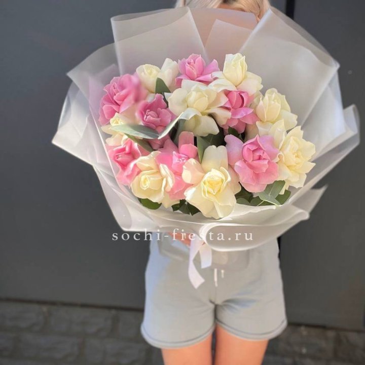 15 бело-розовых роз в Рязани