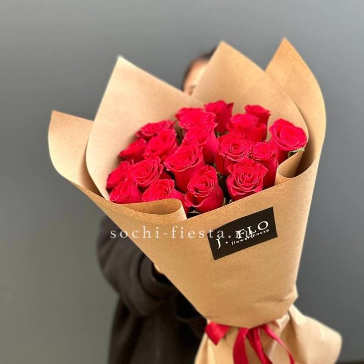 19 красных роз в крафте в Рязани