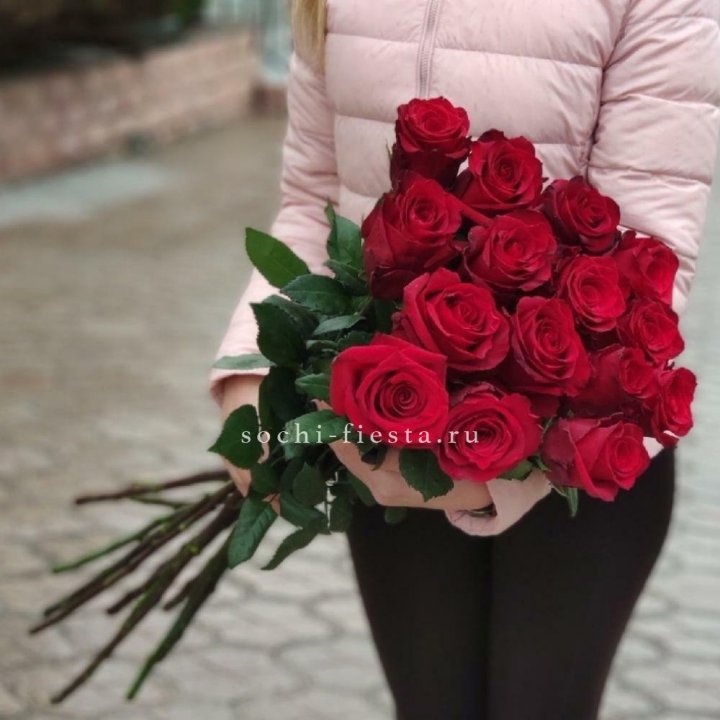 15 высоких красных роз в Рязани