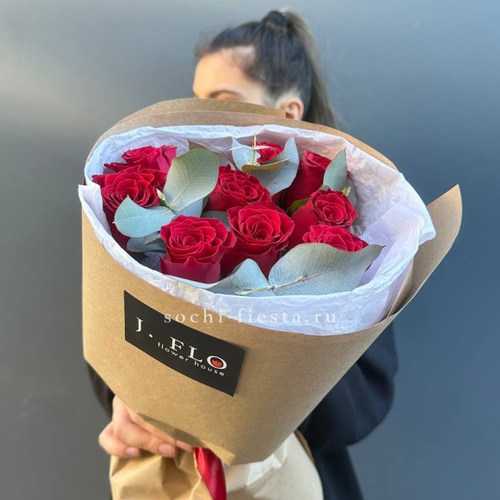 9 роз с эвкалиптом в Рязани