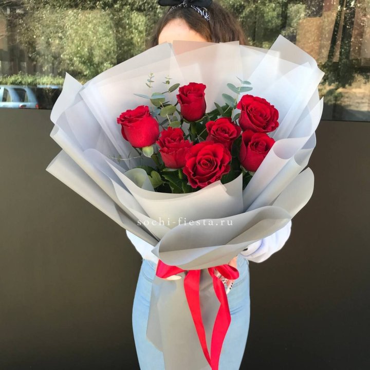 7 красных роз с эвкалиптом  в Рязани