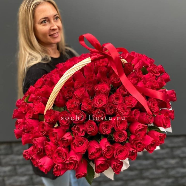 151 красная  роза в корзине в Рязани