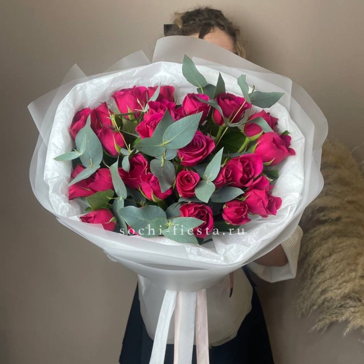 25 малиновых роз с эвкалиптом в Рязани
