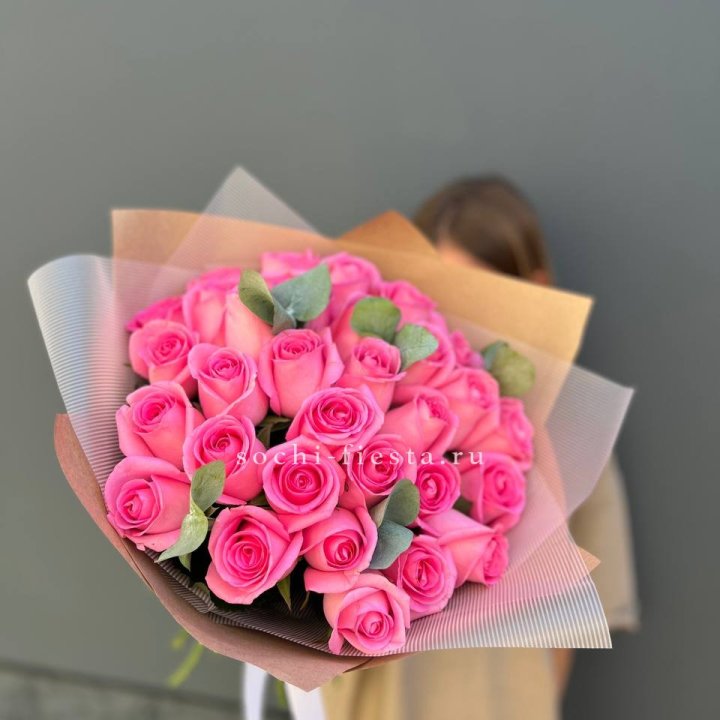 31 розовая роза с эвкалиптом в Рязани