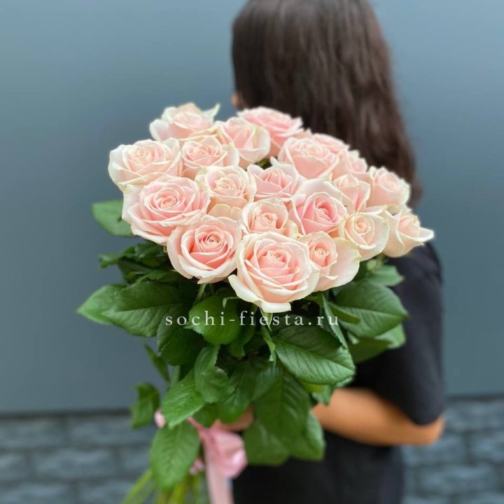 Высокие розовые розы в Рязани