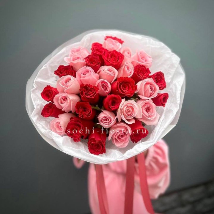 Букет красных и розовых 35 роз в Рязани