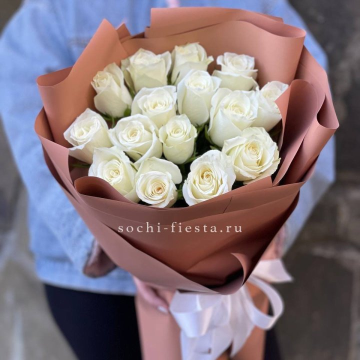 15 белых роз сиена в Рязани