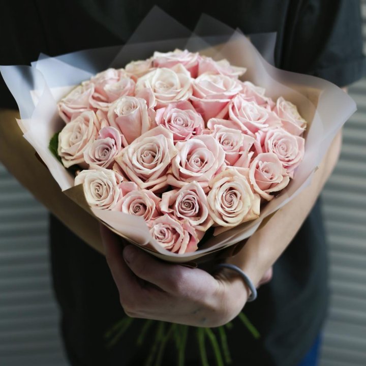 27 кремовых роз в Рязани