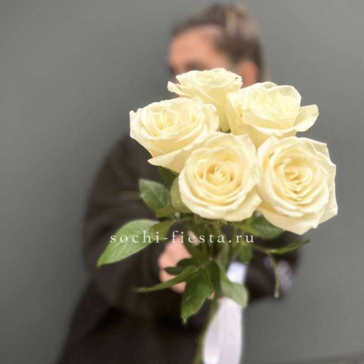 Букет 5 белых роз  в Рязани