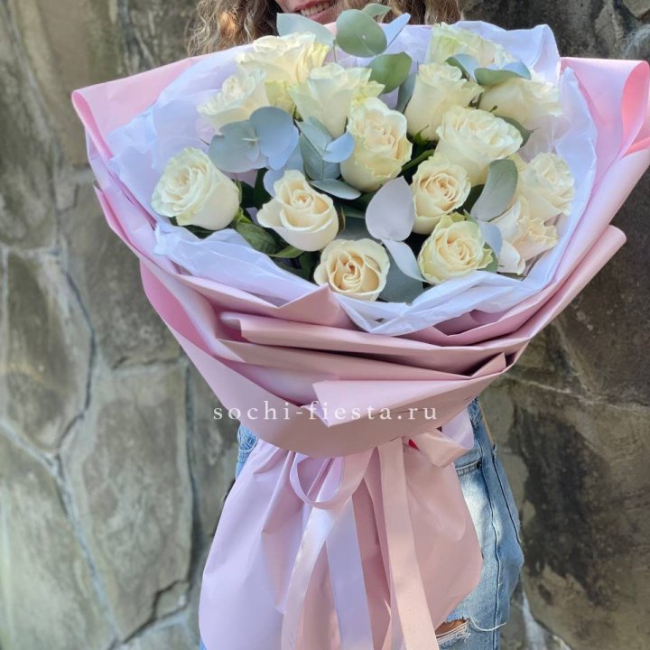 Белые розы в авторском оформлении в Рязани