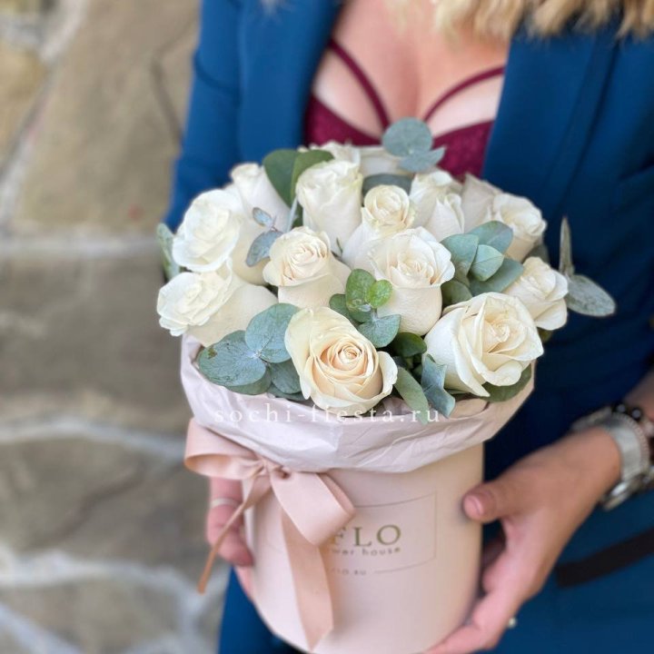 Цилиндр из белых роз в Рязани