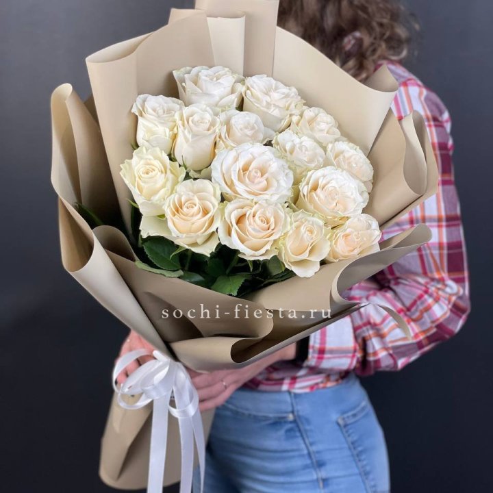 15 белых роз кофе в Рязани