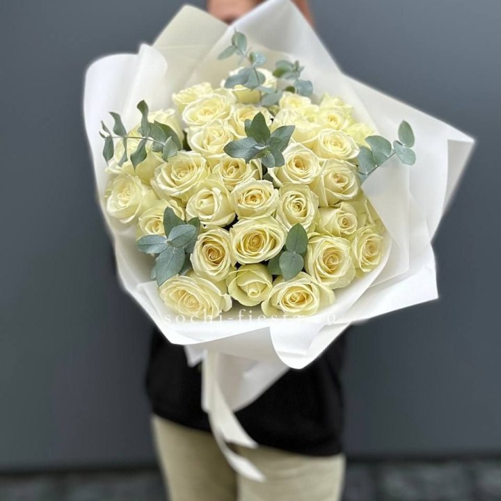 31 белая роза с эвкалиптом в Рязани